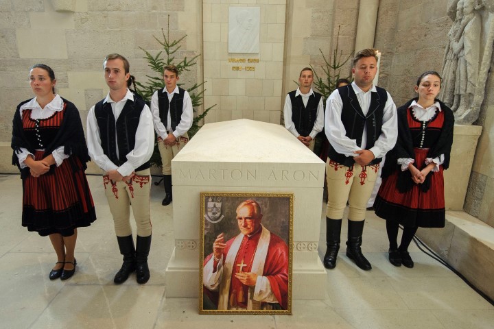 Gyulafehérvár, 2016. szeptember 29. Márton Áron erdélyi püspök felszentelt kõkoporsója az újratemetési ceremónián a gyulafehérvári érseki székesegyházban 2016. szeptember 29-én. A 36 évvel ezelõtt meghalt Márton Áron újratemetési ceremóniáját a Szent Mihály székesegyház templombúcsúján tartották. MTI Fotó: Czeglédi Zsolt